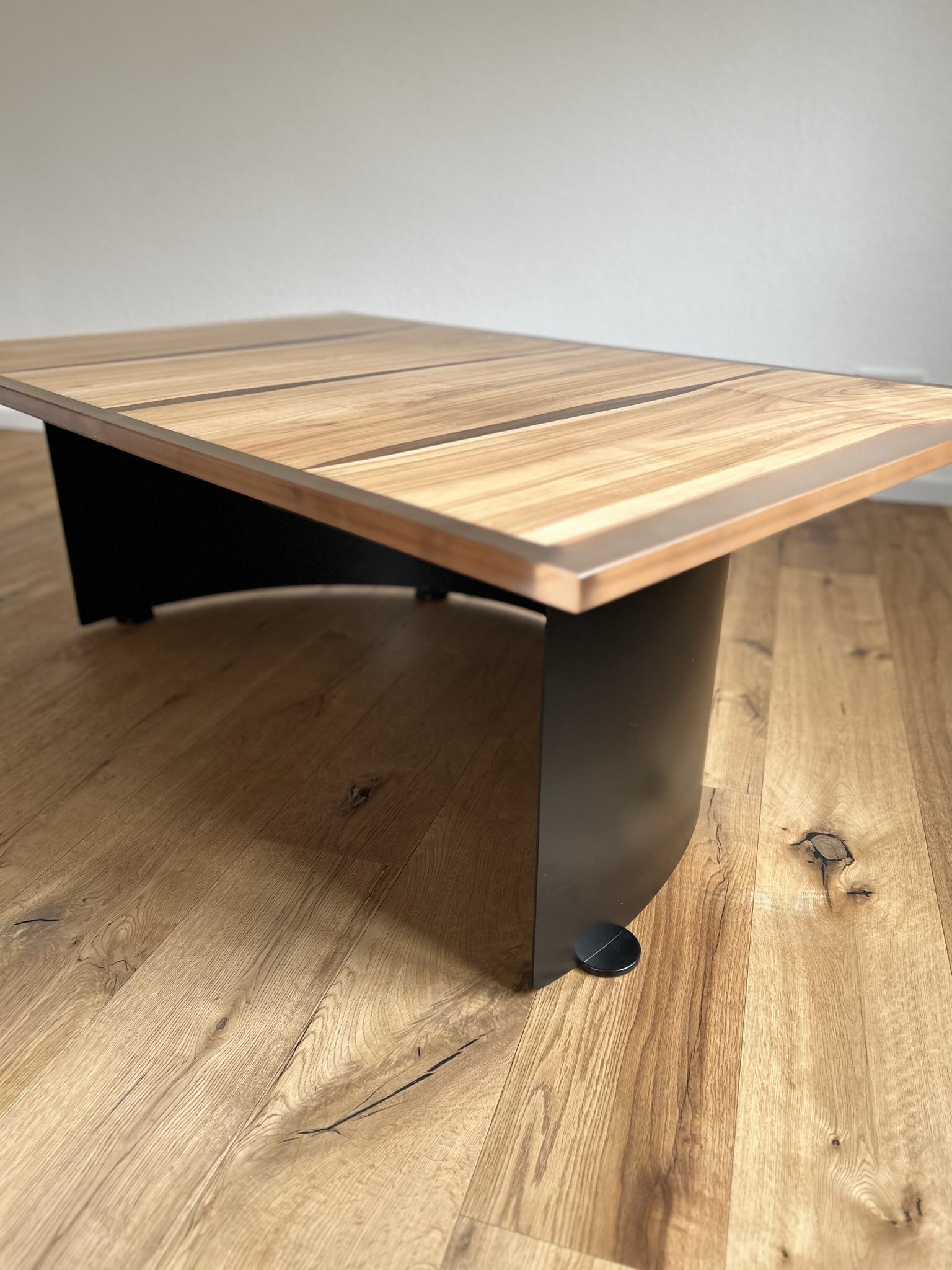 edler Kirschbaum Couchtisch mit gebogenem Stahlblech Fußgestell