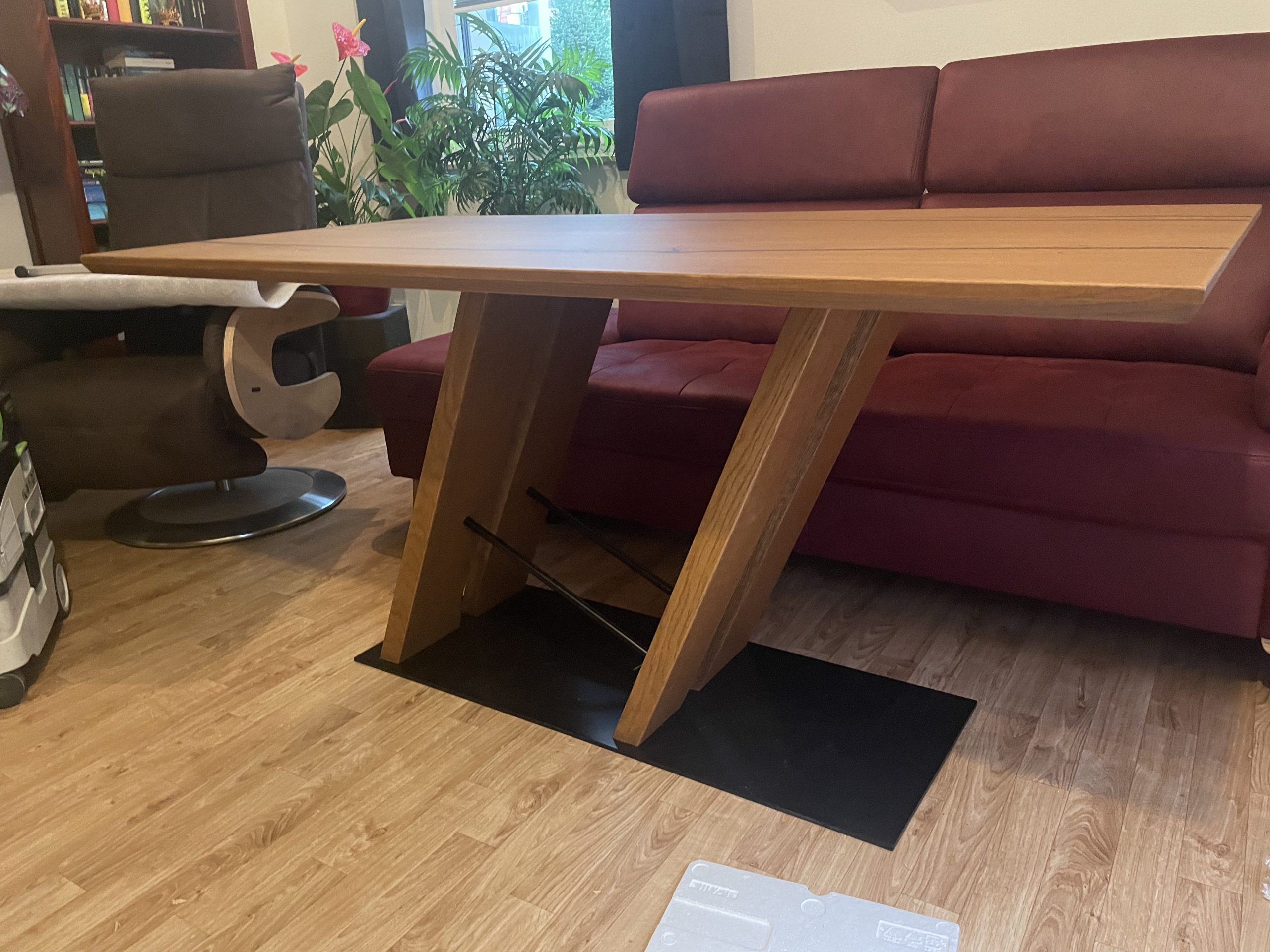 Eiche Esstisch mit Bordeauxfarbenen Epoxidharzadern