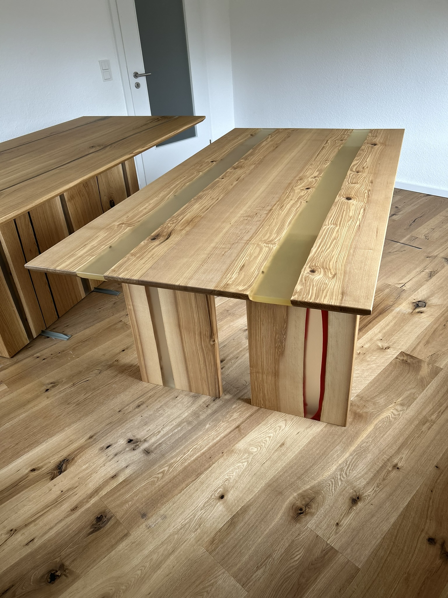 Esche Esstisch mit Klarem und Rotem Epoxidharz