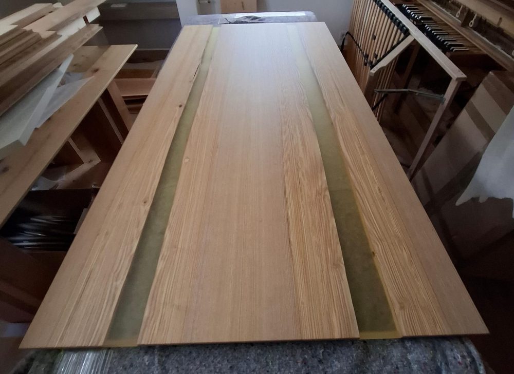 Einzigartige Tischplatte aus Esche & Epoxidharz